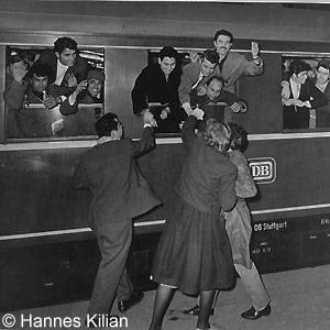  Gastarbeiter im Zug an geöffneten fenstern, stuttgart Hauptbahnhof, Copyright Hannes Kilian, Foto 1959